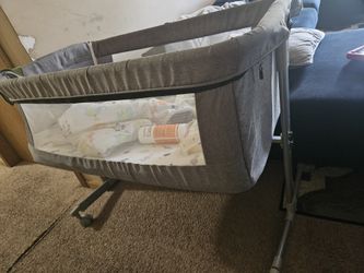 Baby Bedside Bassinet Crib with wheels