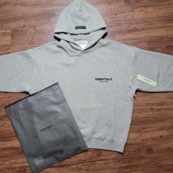 ESSENTIAL HOODIE 