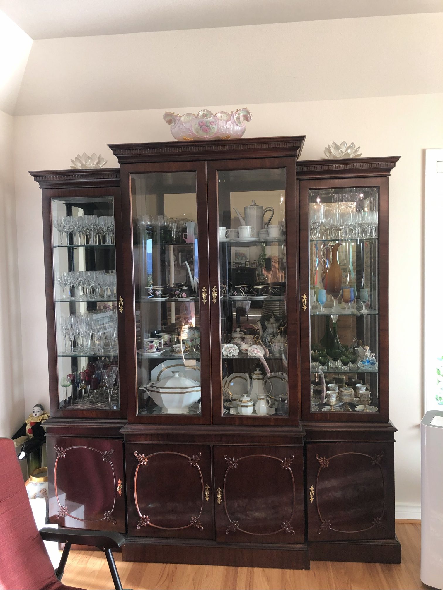 Beautiful Vintage Century Furniture Mahogany China Hutch