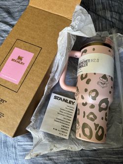 Stanley Quencher H2.0 Tumbler Grinch Pink Leopard Print