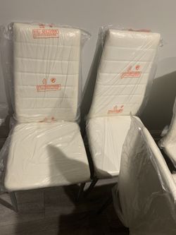 4 White Chairs Also Have Black Ones