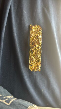 gold colored hairclip
