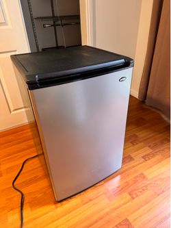 Sanyo SR-4912M mini refrigerator 4.4 cubic ft