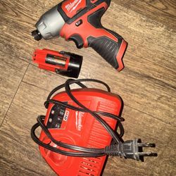 Milwaukee Impact Drill / W M12 Battery & Charger 