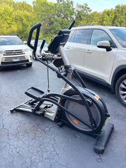 Nordic track elite 10.7 rear drive elliptical cross trainer