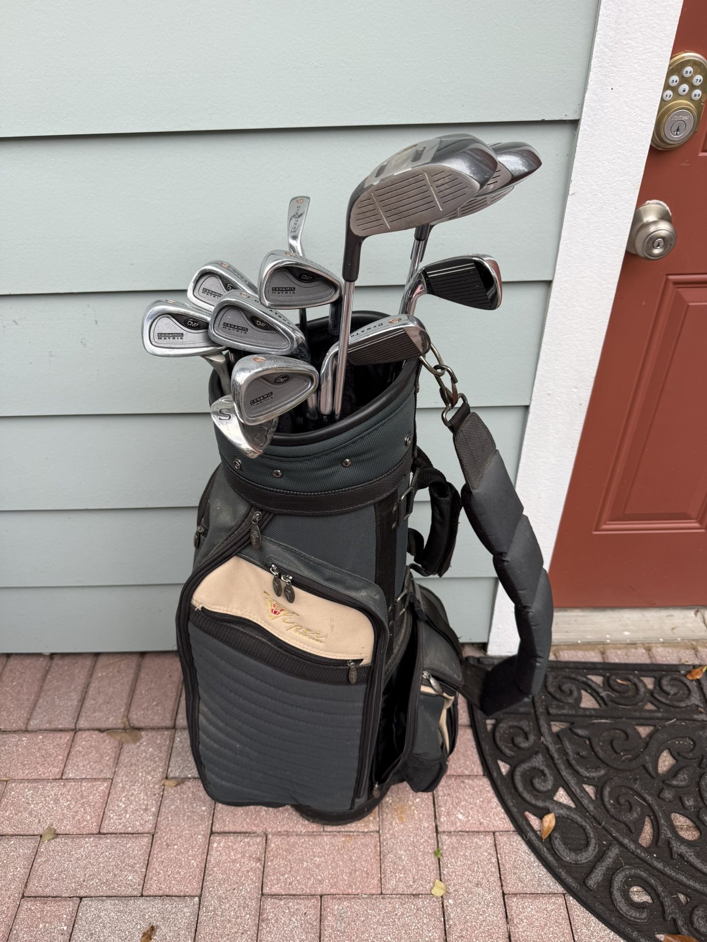 Mens Dyna Tour matching golf club set.  With golf bag right handed