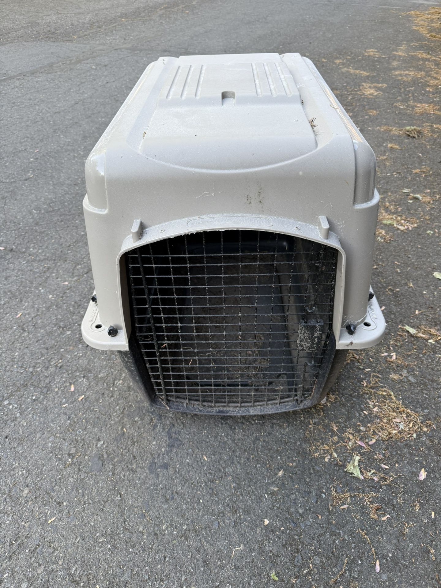 Plastic pet kennel Large