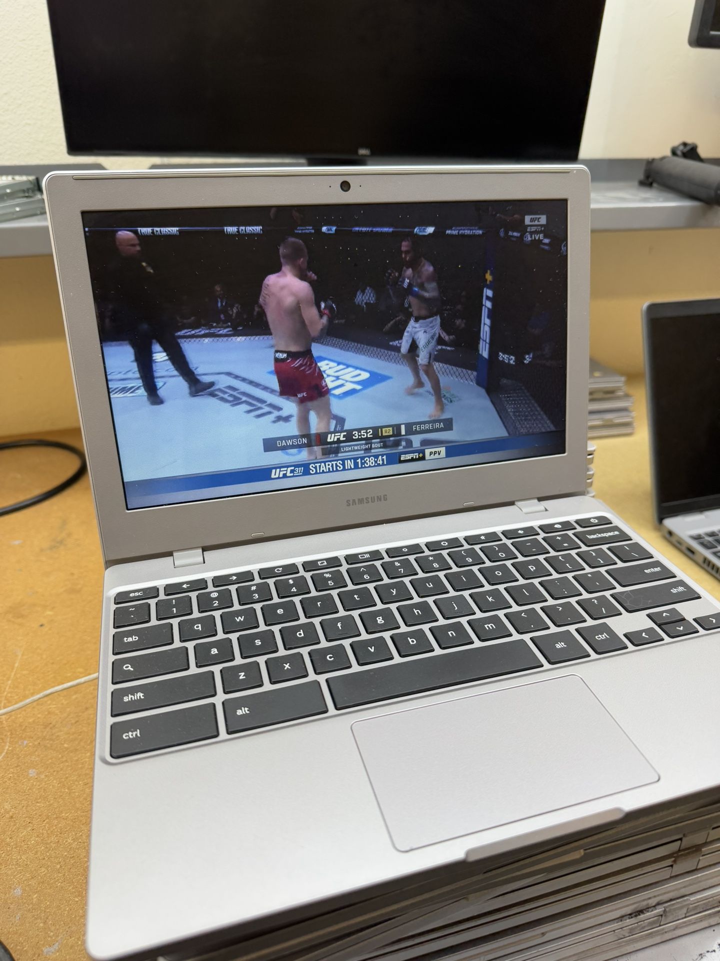 Samsung Chromebook 4 XE310XBA-KC1US Celeron N4020 16GB eMMC - 4GB RAM