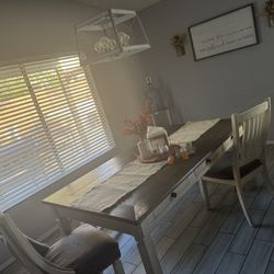 Dinning Table / Light Pendent 