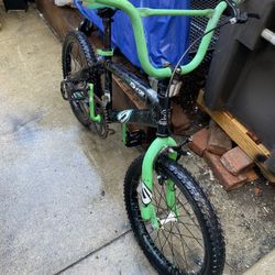 Dynacraft Surge 18-inch Boys Bike for Ages 6-9 Years 