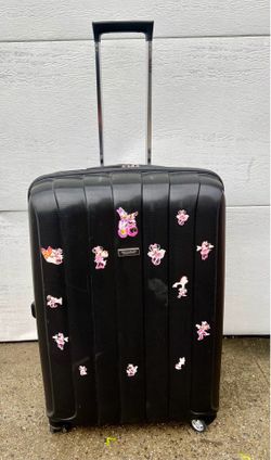 LIKE NEW! Durable Lightweight Ricardo Beverly Hills Expandable Luggage. 29” checked luggage size. Black hard shell design. Has retractable handle and 