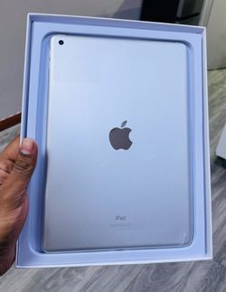 iPad 8th Gen 32GB Silver WiFi only available on special weekend deal for $155🥳😱