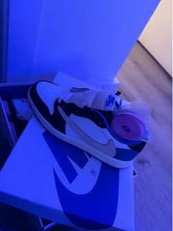 Travis dunks