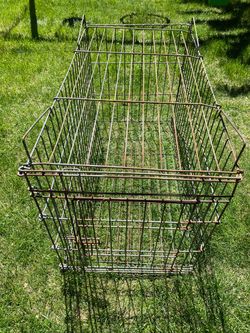 Large dog cage / crate 22 Wide 25 High and 42 Long