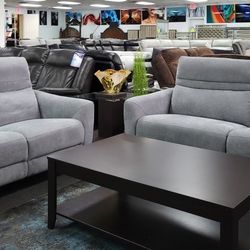 Grey Power Reclining Sofa And Love Seat Availble Now $1,999/¡Sofá reclinable eléctrico gris y asiento de dos plazas disponibles ahora! $1,999