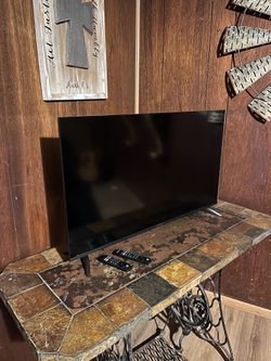 40” Insignia TV New