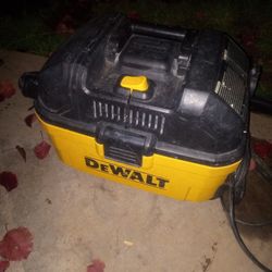 DEWALT 4.0-Gallon 5.0 HP Corded Wet/Dry Shop Vacuum 