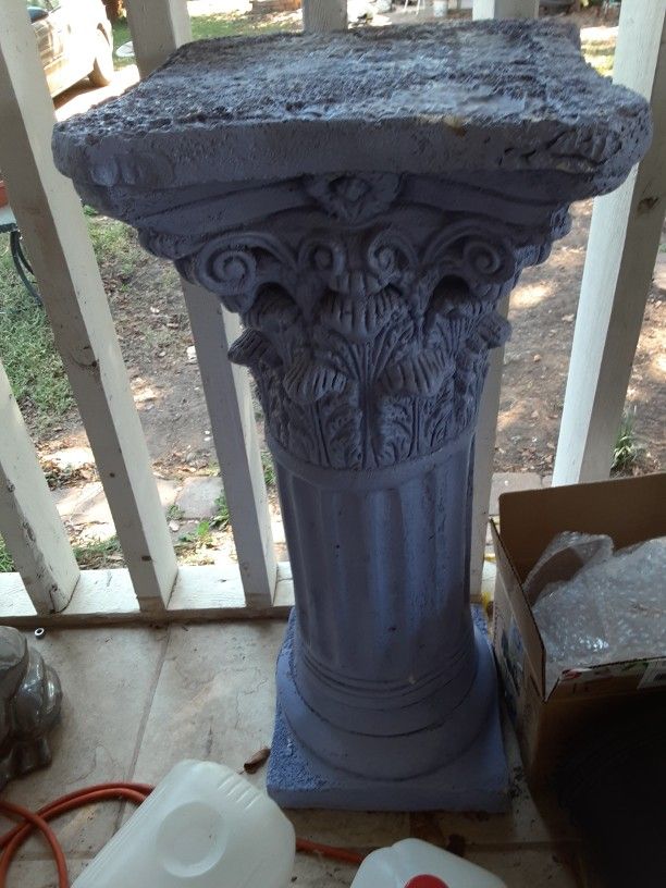 Purple Violet Plant Stand (As Is Small Chip On Bottom Cant See Turned Around) $25.00 (Serious Buyers) Cash Only First Come First Served Obo