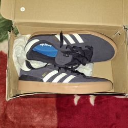 Adidas Size 8 men  new