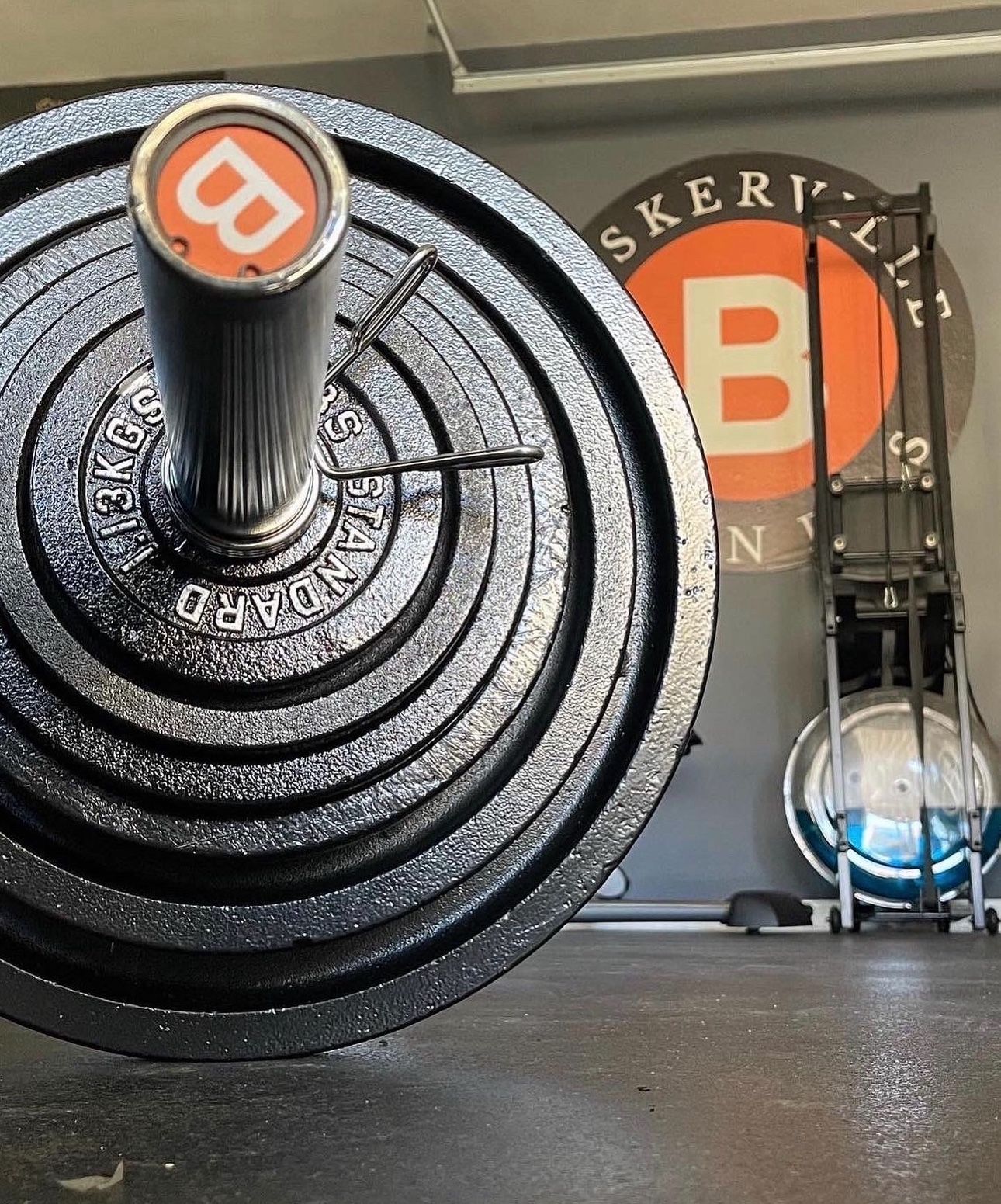 Olympic cast iron weight plate set 245 lbs plus 45 lb Bar Brand new still in the box! 7ft 45lb barbell bar 2 x spring clip collars 12 plates