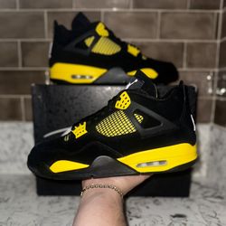 Jordan 4 Retro “Thunder” Sizes 9m / 10m / 10.5m / 11m  / 13m IN HAND BRAND NEW