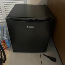 Mini fridge 