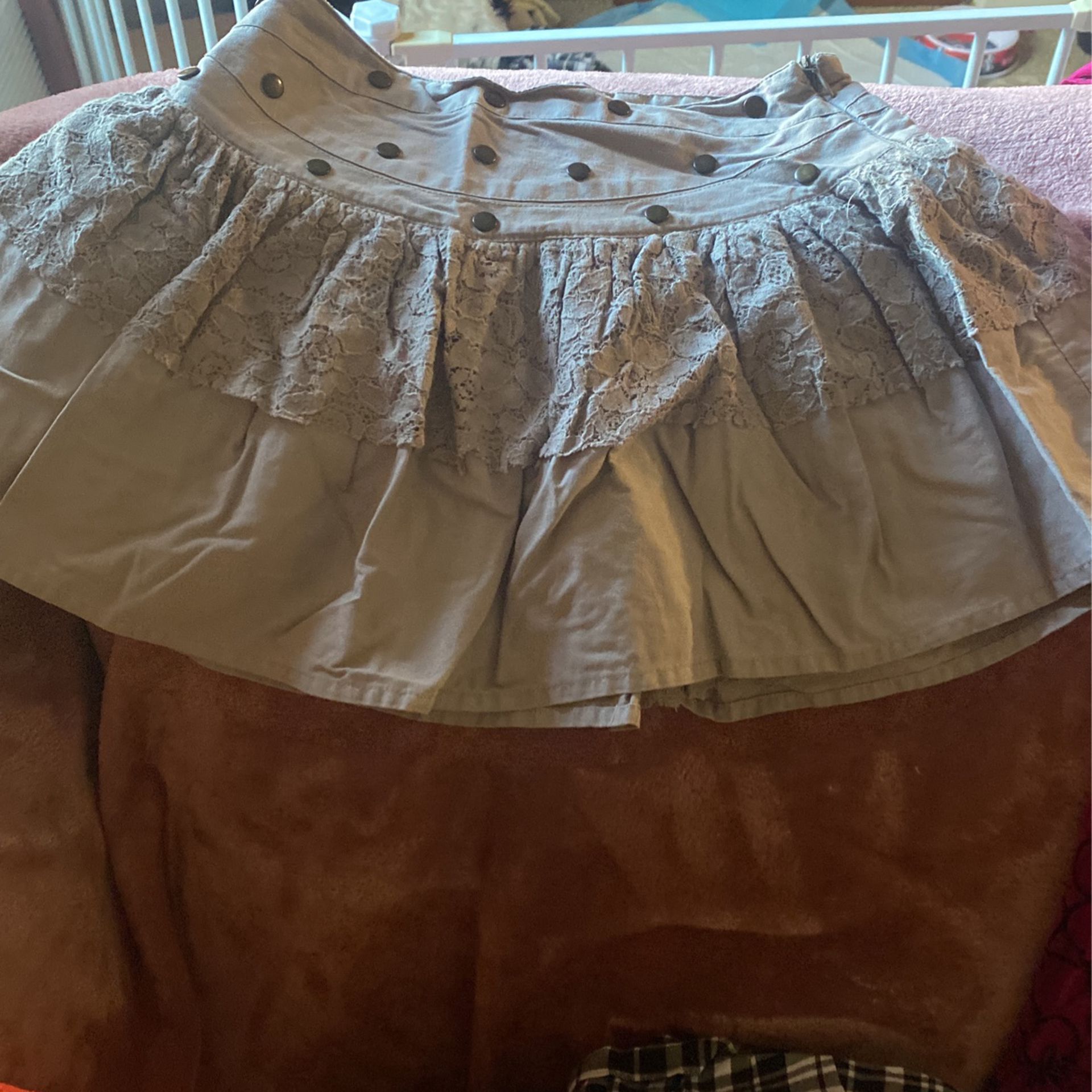 Beautiful Gray Skirt With Zipper On The Side Brand Guess