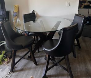Selling a glass table and 4 chairs