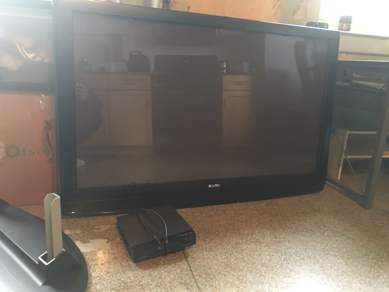 55" Tv with DVD Player & Wall mount. Does have remote