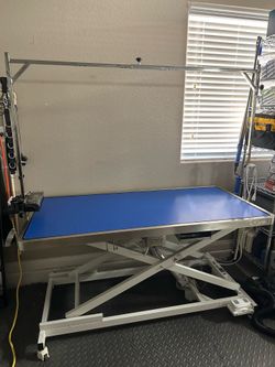 Brand new grooming table