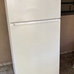MIDEA FULL SIZE REFRIGERATOR WHITE