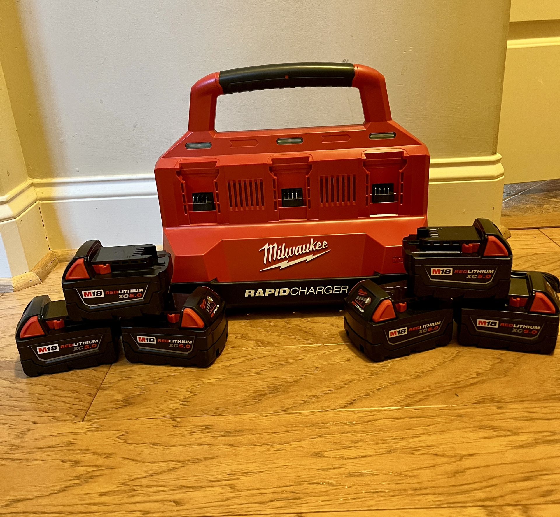 Milwaukee M18 18V PACKOUT 6-Port Rapid Charger & (6) 5.0 Batteries -New-