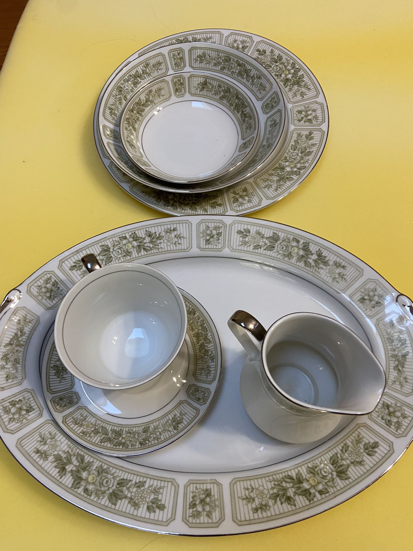 Fine porcelain Dinnerware 42 pieces