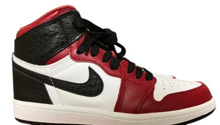 Nike Air Jordan 1 Retro High OG Shoes in Black/White/ Red Youth 1.5