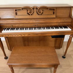 Console Piano  wurlitzer p250 42”  solid pecan + Extras 