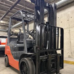 TOYOTA M8, latest model 5500 lb cap, 3 stage, side shift 