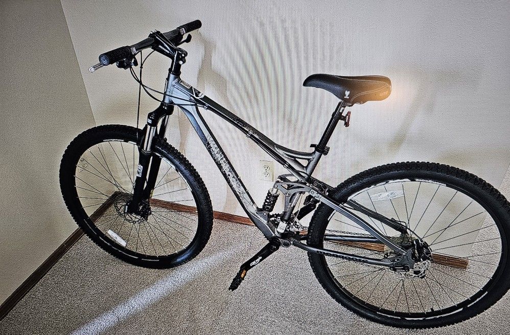 Nearly New 29" Mens Full Suspension Mountain Bike