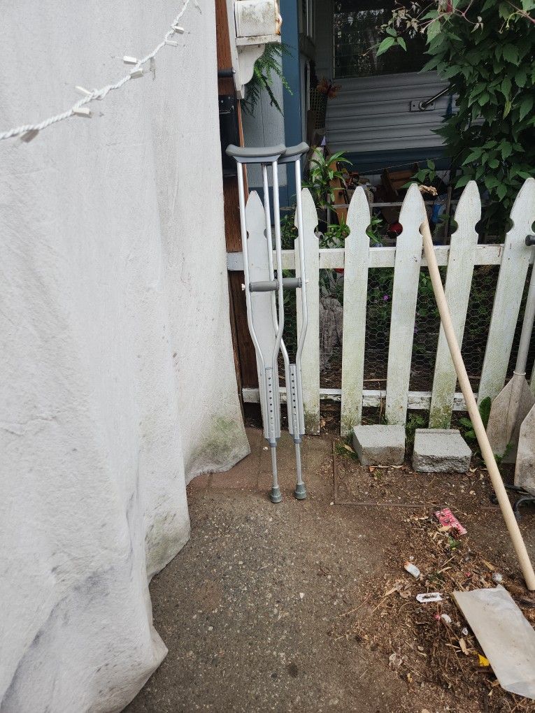 Medline Crutches