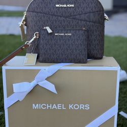 Michael Kors Dome Crossbody with Card Case, New in Gif t Box/Set MK nuevo