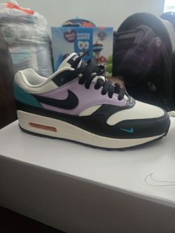 Nike shoes (women size 8)