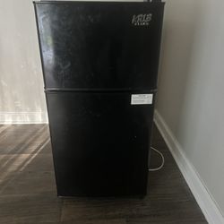 Mini Fridge With Freezer 