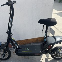 Ezip 1,000 electric motor scooter needs new batteries 12volt Needs 3 To Run taking best offer
