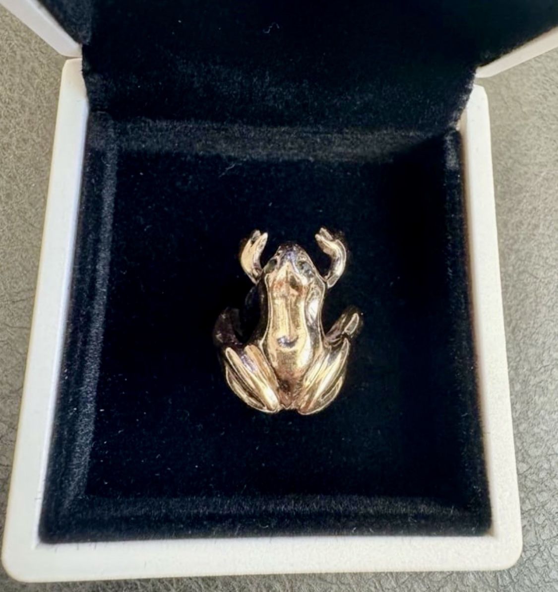 Vintage 14k Yellow Gold Frog shaped with black eye stones Ring size 4.75 7.19 grams Tested 14K gold, no markings This vintage 14k yellow gold ring i