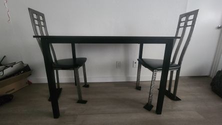 Table with 2 metal chairs