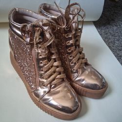 (USED) Glitter Theme Boots With Medium Heel To It