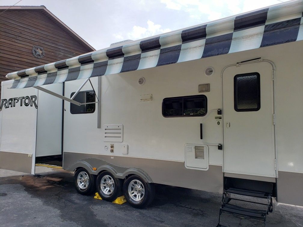 *Pending*. KEYSTONE RAPTOR TOYHAULER CAMPER 3602RL