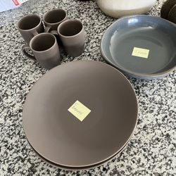 4 Plates 4 Mugs 1 Serving Bowl