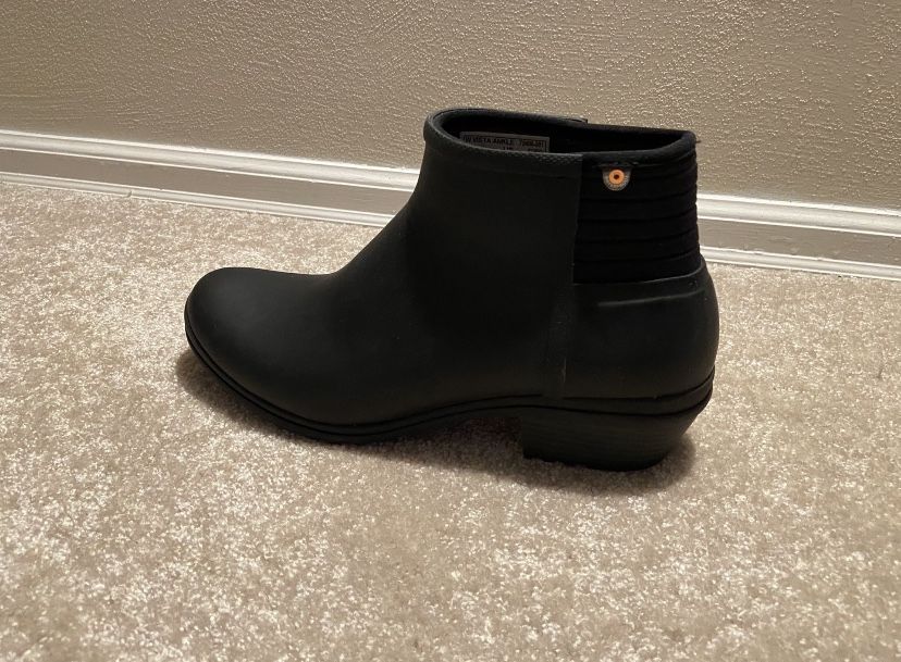 *new* rain boots. Women’s size 10
