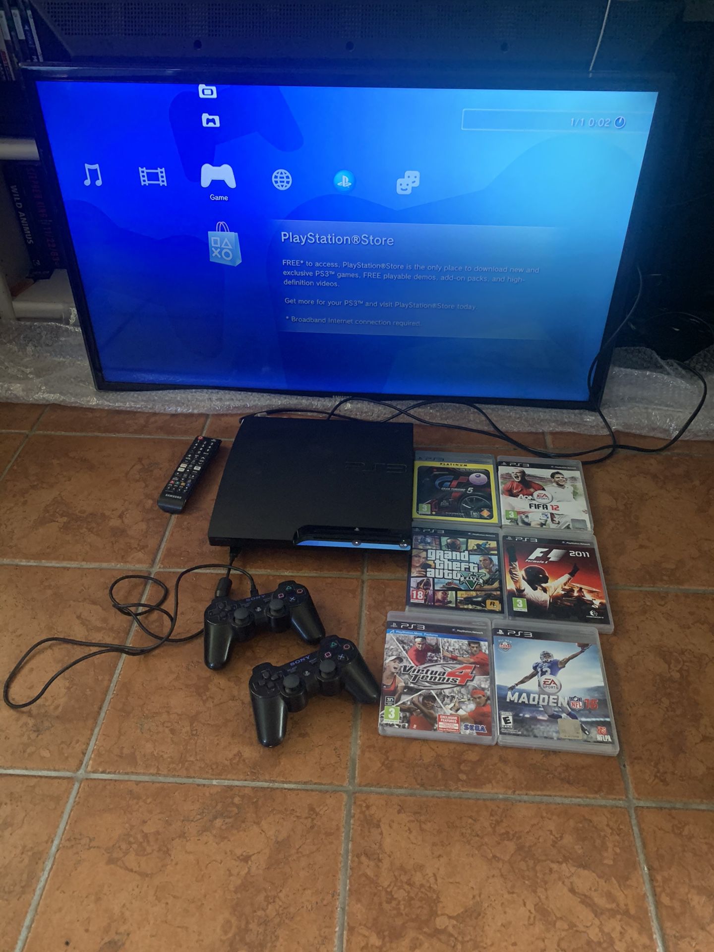 PS3 Slim 320gb 2 Controllers and Games