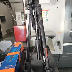 TRIPOD. BOSCH. MULTI USE.  BT 150. Compact tripod with extendable height, for use with line lasers, Point lasers and laser distance measures